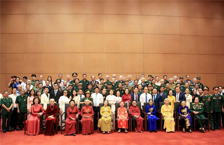 Phó Chủ tịch Quốc hội Nguyễn Thị Thanh gặp mặt và tặng quà người có công tiêu biểu nhân ngày 27/7