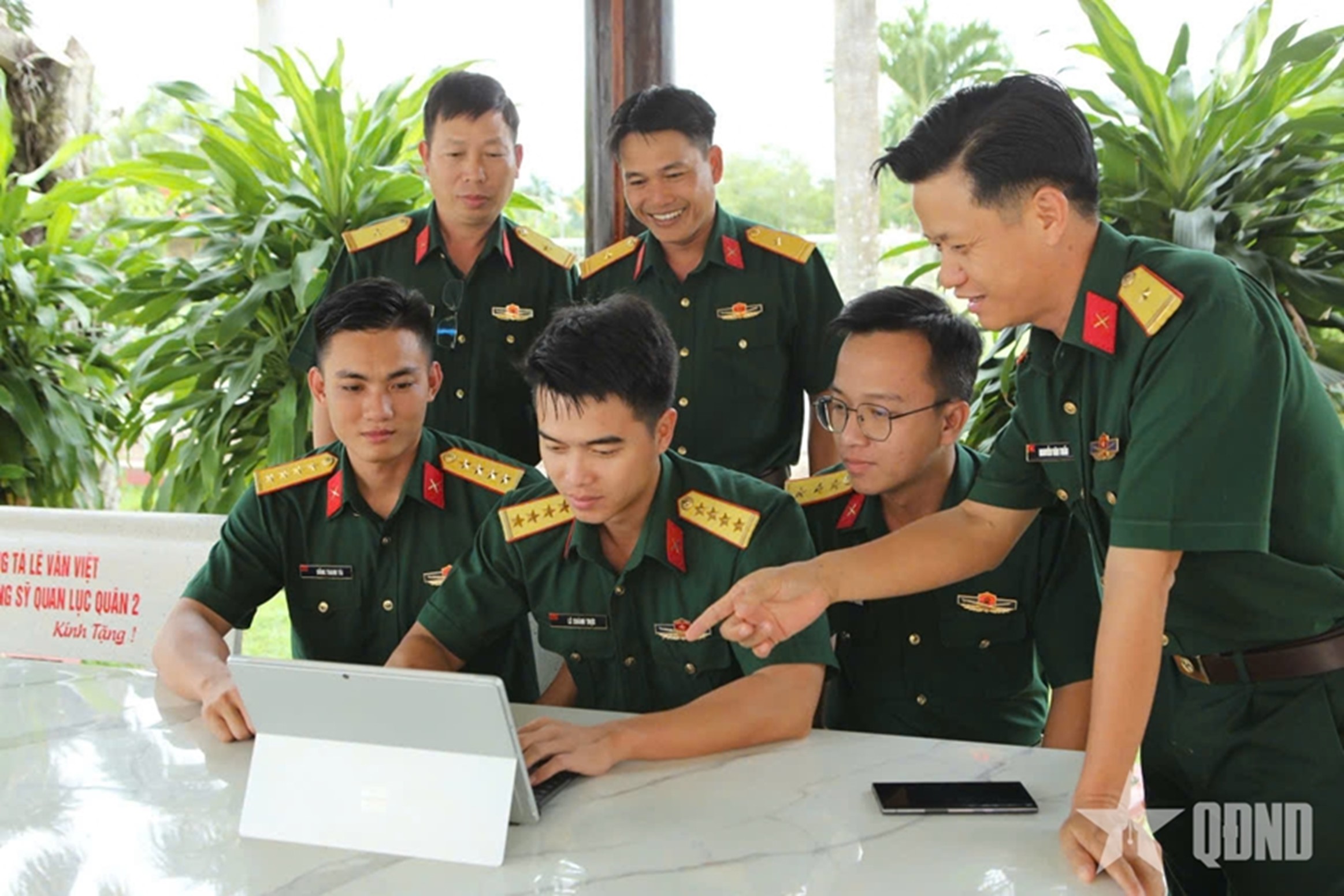 Vận dụng quan điểm của chủ nghĩa Mác - Lênin về dân chủ trong phát triển ý thức thực hành dân chủ cho học viên đào tạo sĩ quan quân đội hiện nay